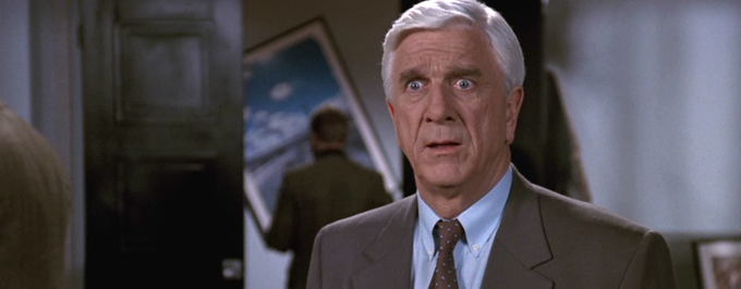 Powstanie nowa wersja kultowej „Nagiej broni” z Lesliem Nielsenem