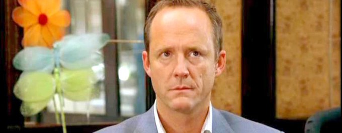     John Benjamin Hickey zbuduje bombę atomową