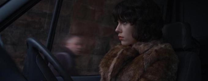 Pełny zwiastun eksperymentalnego dramatu SF „Under the Skin”