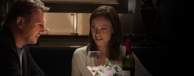     Olivia Wilde zrzuca szlafrok. Fragment „Third Person”