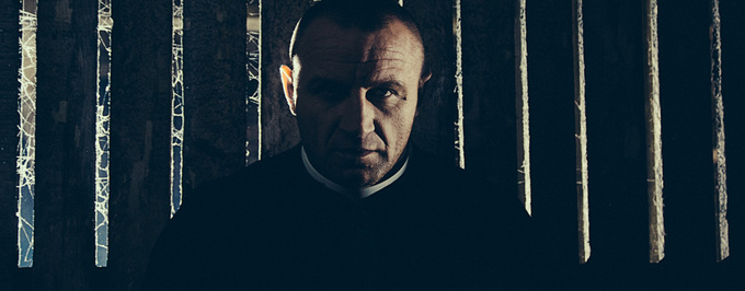     Pudzianowski jako ksiądz, Mucha jako prostytutka. Zdjęcia z filmu „Sąsiady”