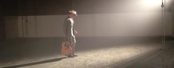     Tom Hiddleston śpiewa country – zobacz wideo