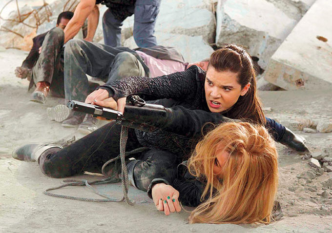     Samuel L. Jackson szkoli nastoletnie zabójczynie. Zobacz zwiastun „Barely Lethal”