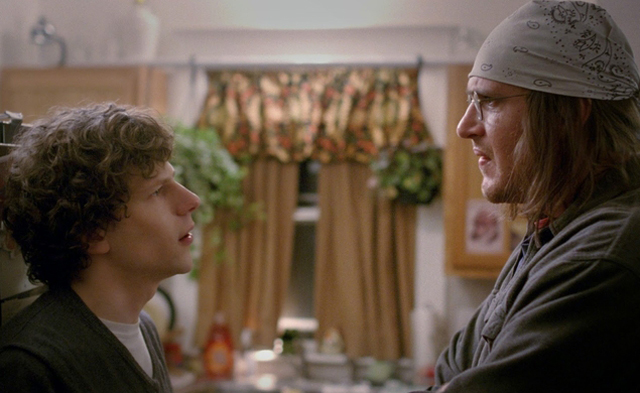     Jesse Eisenberg i Jason Segel w filmie drogi. Zobacz zwiastun biograficznego „The End of the Tour”