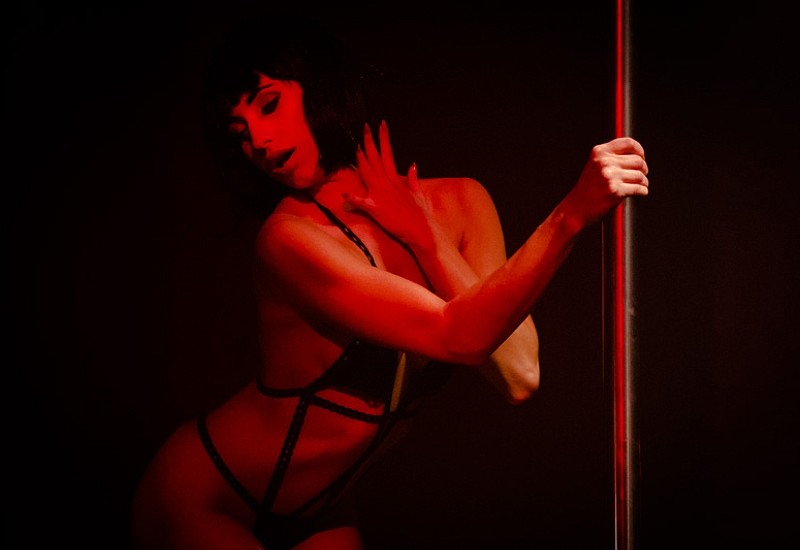     Żmuda Trzebiatowska robi striptiz w zwiastunie Gejszy