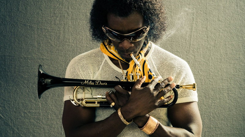     Don Cheadle jako Miles Davis. Zwiastun filmu Miles Ahead