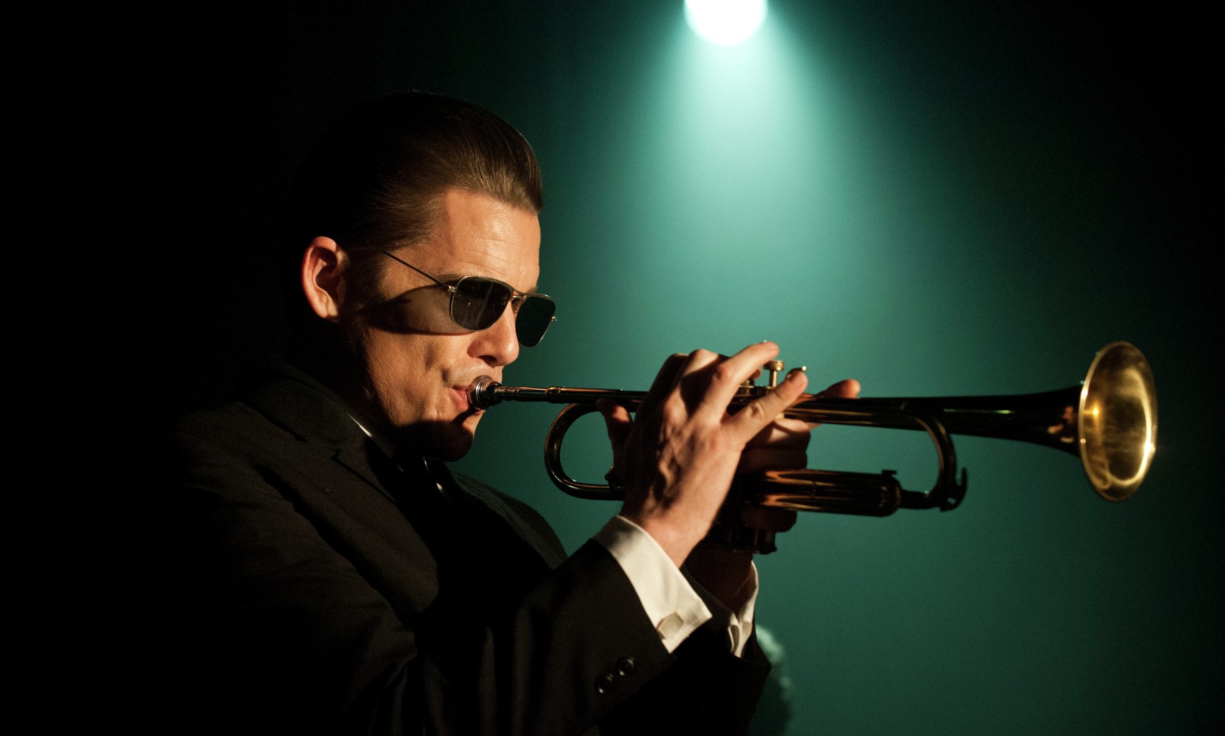     Ethan Hawke gra na trąbce w zwiastunie Born to Be Blue