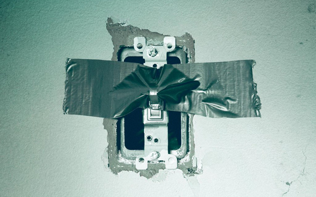     Zwiastun przerażającego horroru Kiedy gasną światła