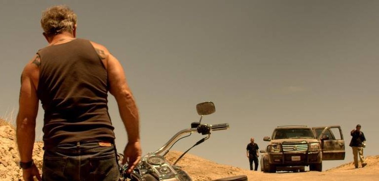     Mel Gibson strzela do gangsterów w zwiastunie filmu Blood Father