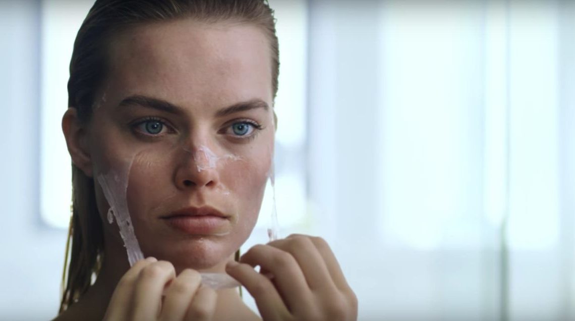 Margot Robbie parodiuje słynną scenę z American Psycho