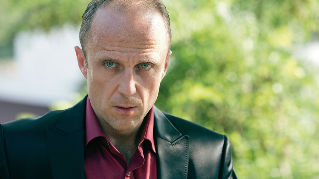     Ten zawód jest narkotykiem – wywiad z Łukaszem Simlatem, grającym w serialu Belfer