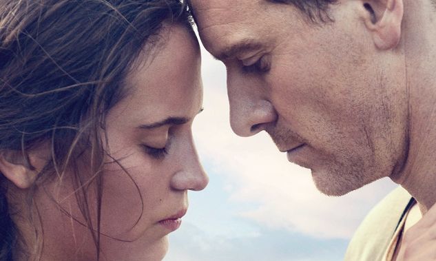     Światło między oceanami: powieść ukaże się przed filmem