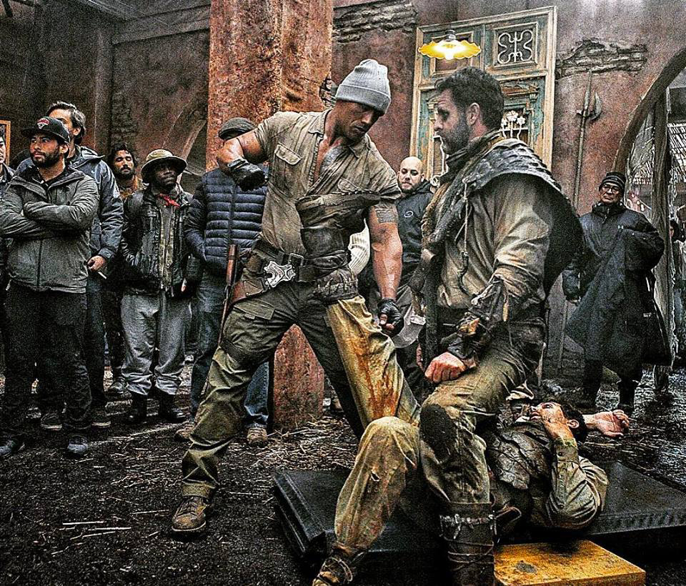     Dwayne Johnson walczy na planie Jumanji. Nowe zdjęcia