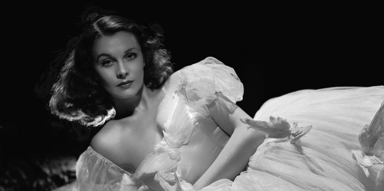     Platynowe blondynki, brunetki w małych czarnych i ponętne femmes fatales. Kobiety Złotej Ery Hollywood