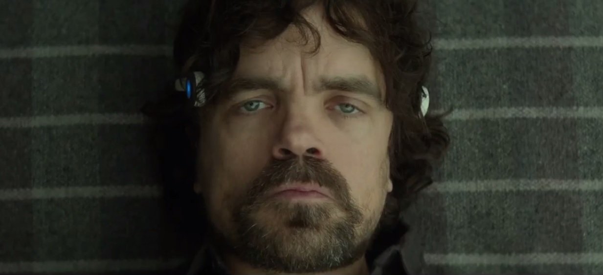 Peter Dinklage w thrillerze science-fiction. Pierwszy zwiastun Rememory