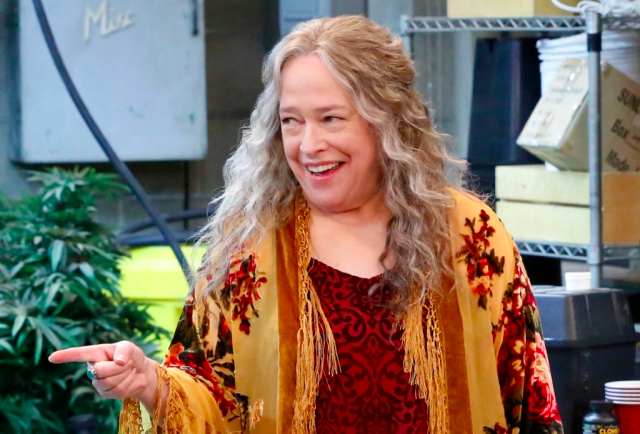 Kathy Bates w roli miłośniczki marihuany. Nowy zwiastun serialu Disjointed