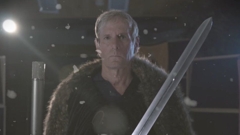     Czołówki seriali w wykonaniu muzyków. Michael Bolton parodiuje intro Gry o tron