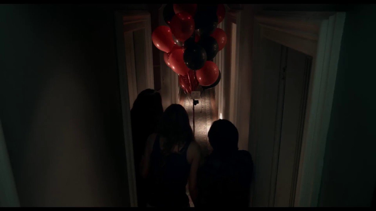     Mordercza rozgrywka na żywo w nowym zwiastunie horroru Keep Watching