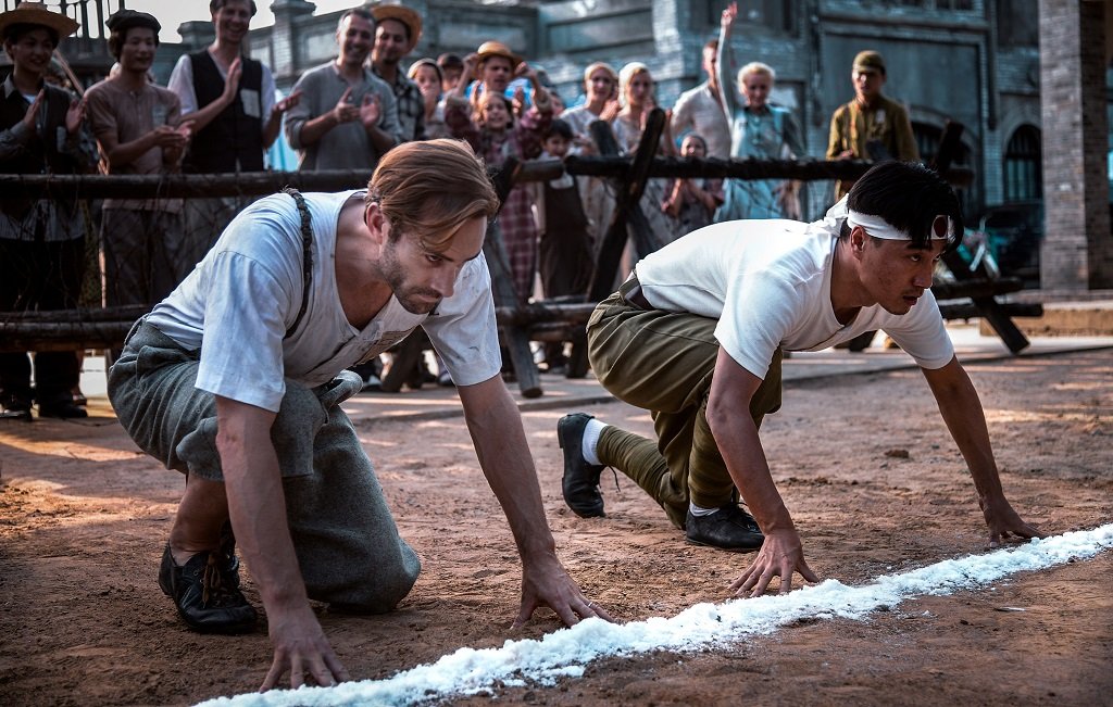     Prawdziwa historia legendarnego biegacza. Zwiastun i plakat filmu Na skrzydłach orłów