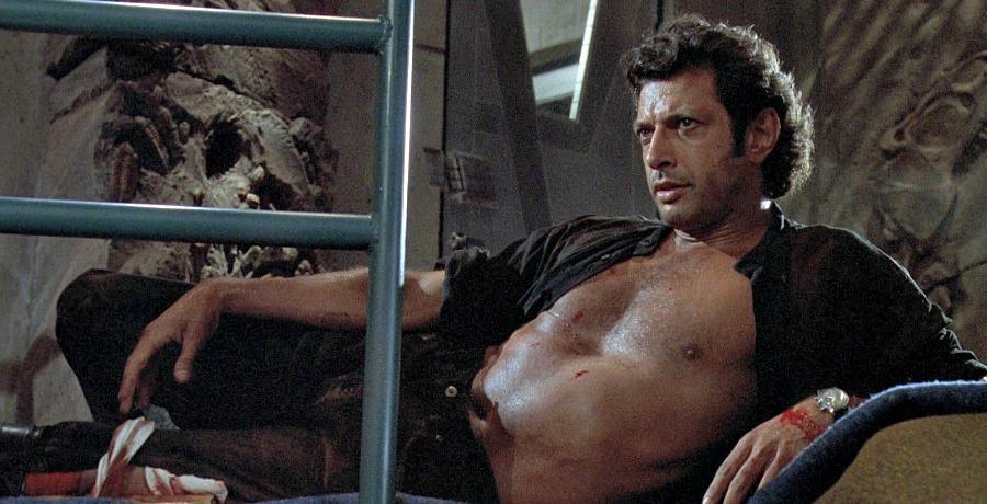     Jeff Goldblum wyjaśnia kulisy słynnej sceny z rozpiętą koszulą w Parku Jurajskim