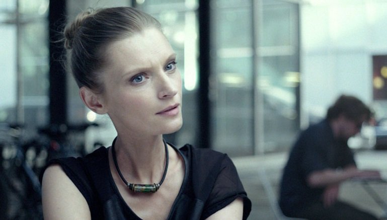     Agata Buzek na zdjęciach z filmu Łukasza Grzegorzka. Metamofroza aktorki do roli