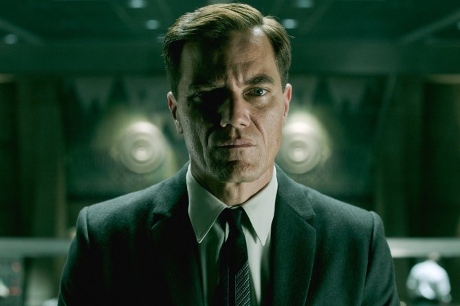     Michael Shannon w serialu The Little Drummer Girl, adaptacji Małej doboszki