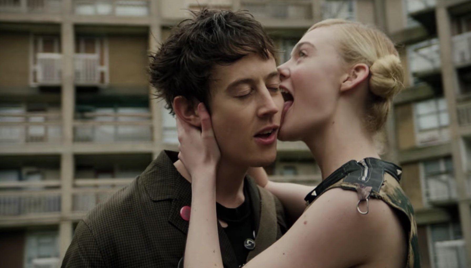     Jak rozmawiać z dziewczynami na prywatkach – nowy zwiastun i plakat filmu