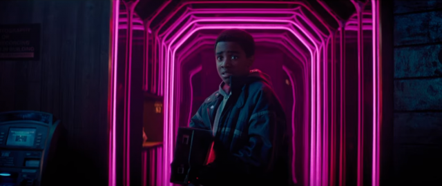 Chłopiec odkrywa tajemniczą broń. Zwiastun filmu science-fiction Kin