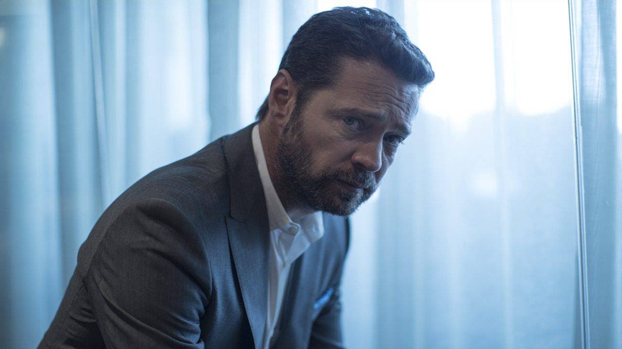 Przed laty marzenie nastolatek, dziś śledczy do pary – kim jest Jason Priestley?