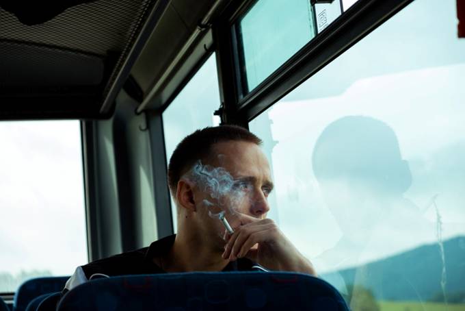     Boże Ciało - zwiastun nowego filmu reżysera Miasta 44. Chłopak udaje księdza