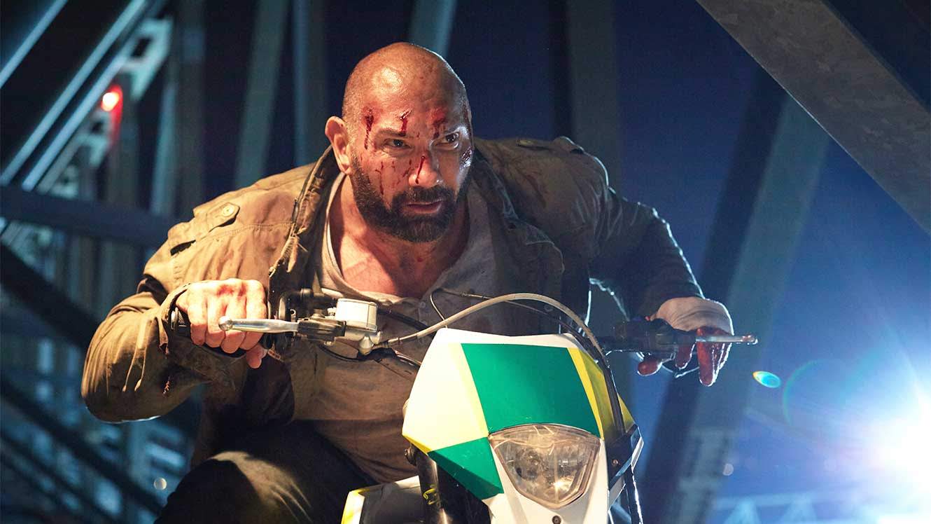     Dave Bautista ma swoją Szklaną pułapkę. Zwiastun Final Score