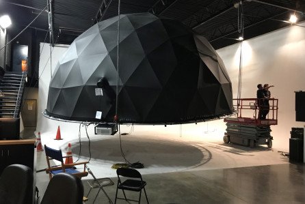     Reżyser Kosiarza umysłów z ambitnym projektem. Tworzy serial w VR