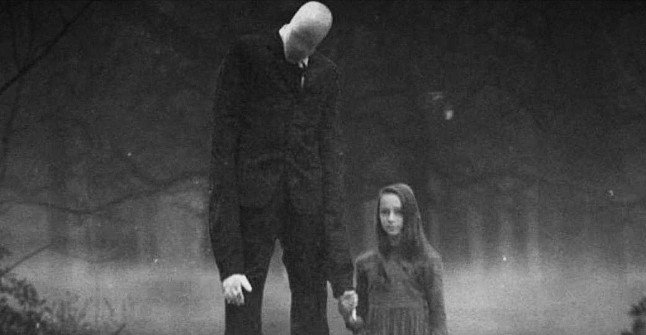 Nastolatek przebrał się za Slender Mana i straszył widzów w kinie