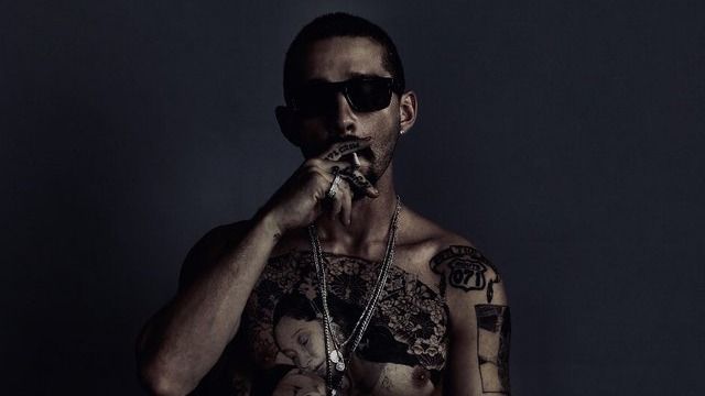     Wytatuowany Shia LaBeouf na pierwszym zdjęciu z filmu Tax Collector