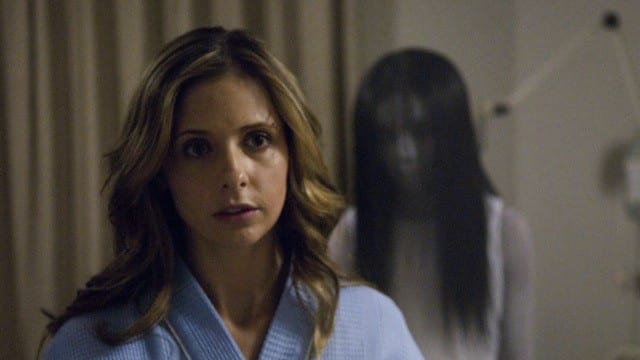 Sarah Michelle Gellar w reklamie kosmetyków nawiązującej do slasherów