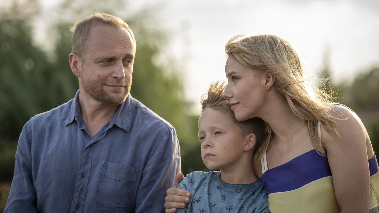     Całe szczęście – bohaterowie komedii romantycznej TVN na nowych plakatach