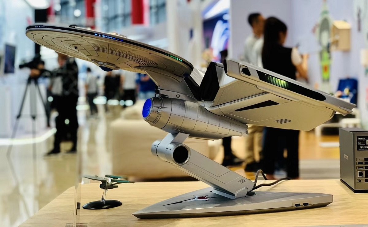     Lenovo i Star Trek łączą siły. Oto komputer przypominający Enterprise NCC-1701A