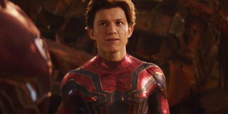     Cherry - ruszyły zdjęcia do filmu braci Russo. Tom Holland zgolił włosy