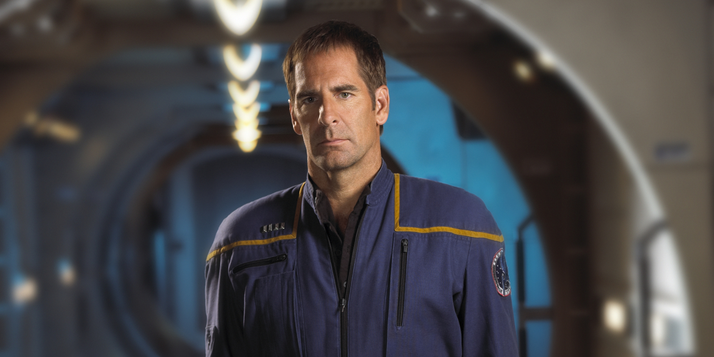 Scott Bakula jako Jonathan Archer w mundurze, który trochę przypominał te z poprzednich Star Treków, a trochę kombinezony NASA. / Fot. CBS