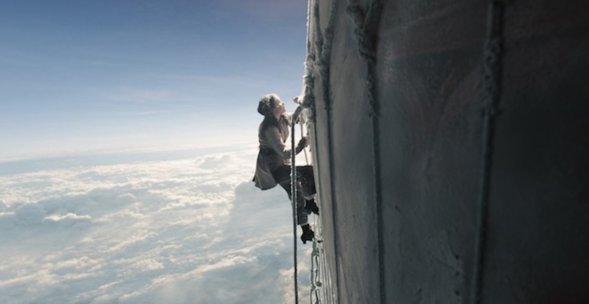     The Aeronauts - nowy zwiastun. Jones i Redmayne lecą balonem