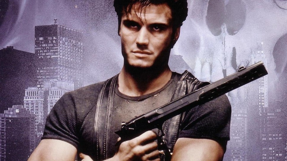 Dolph Lundgren znów przebrał się za Punishera. Pozuje z karabinem w dłoni