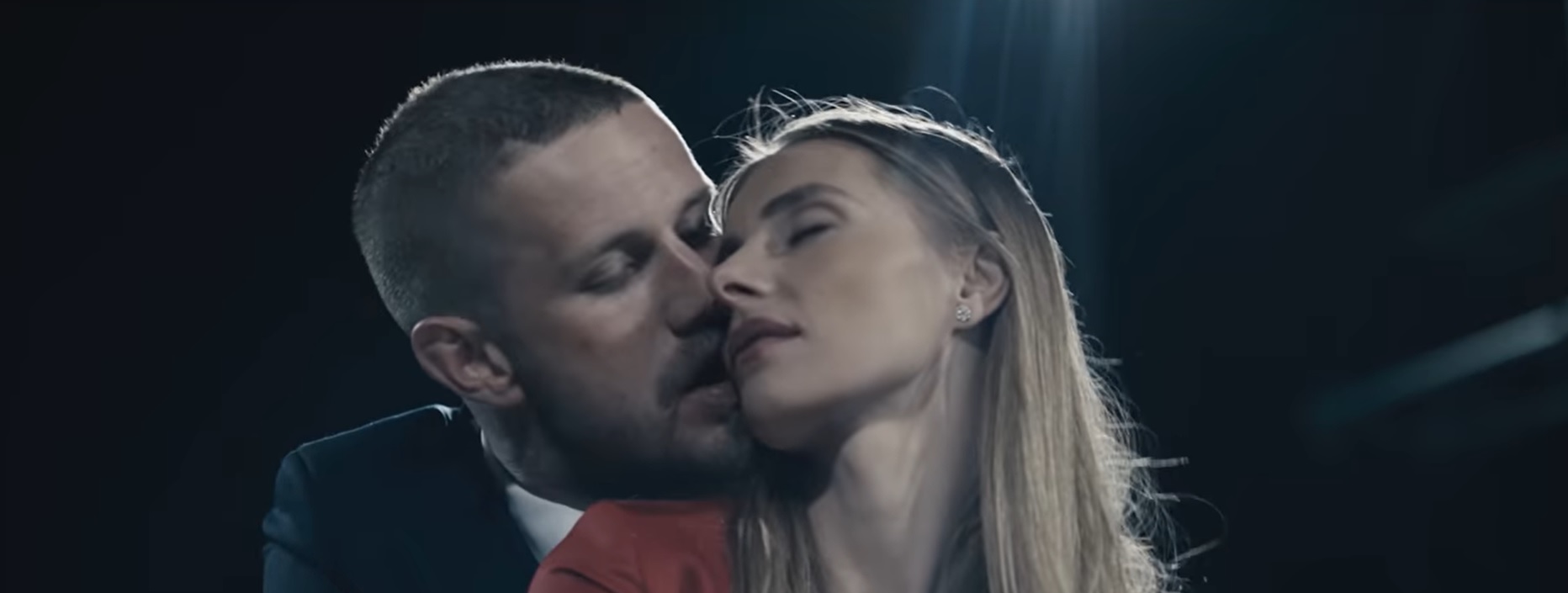     Bad Boy - grafika promocyjna filmu Vegi. Fragment z gagiem