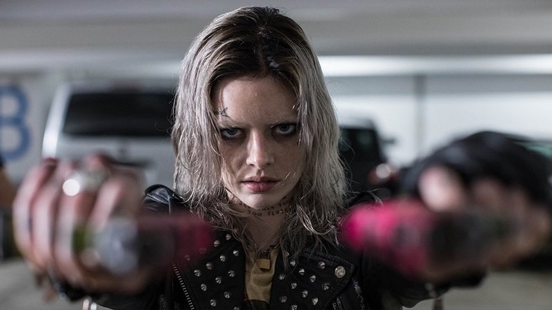     Guns Akimbo - Samara Weaving ściga Daniel Radcliffe'a z bazooką w nowym klipie