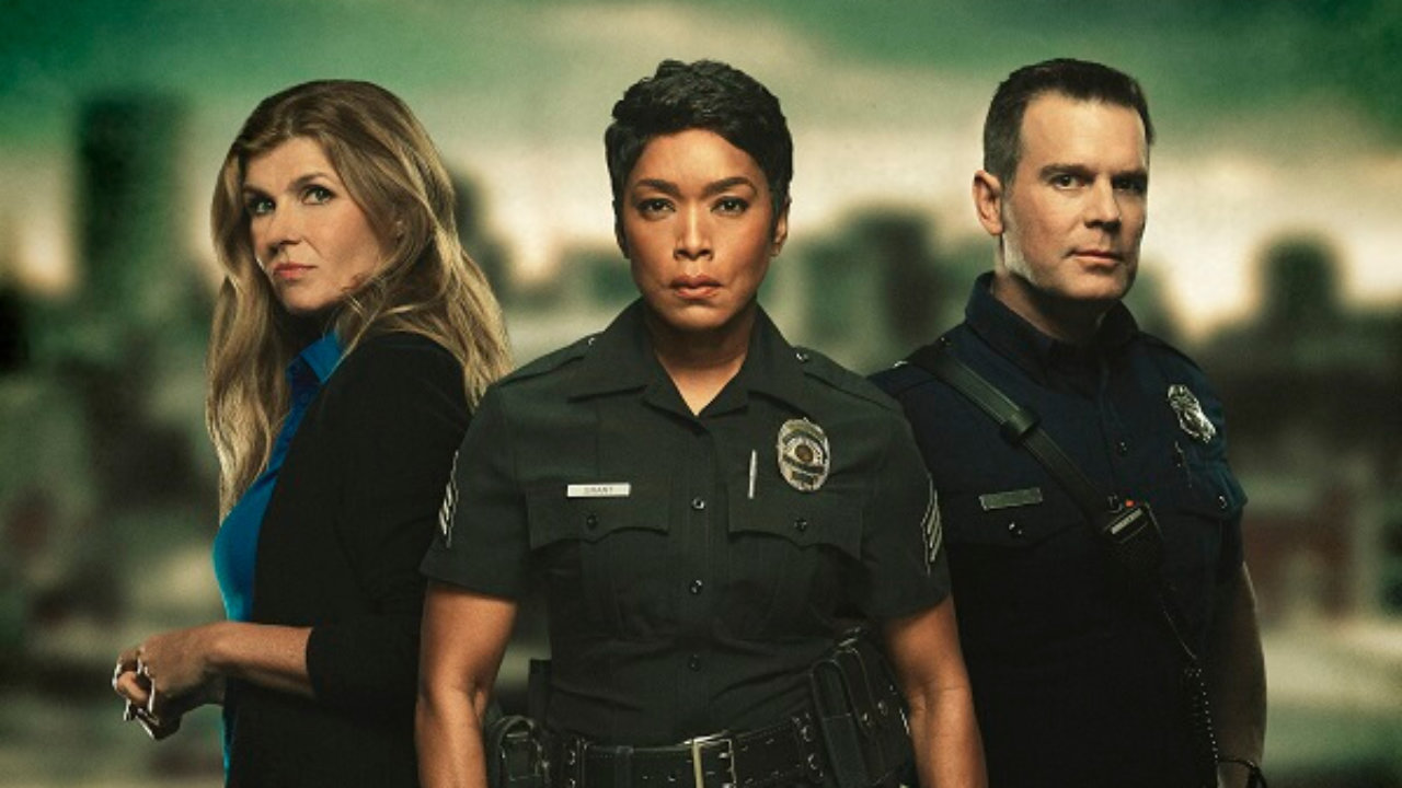 9-1-1 - ile będą zarabiać aktorzy w 5. sezonie? Angela Bassett toruje drogę dla ciemnoskórych aktorek