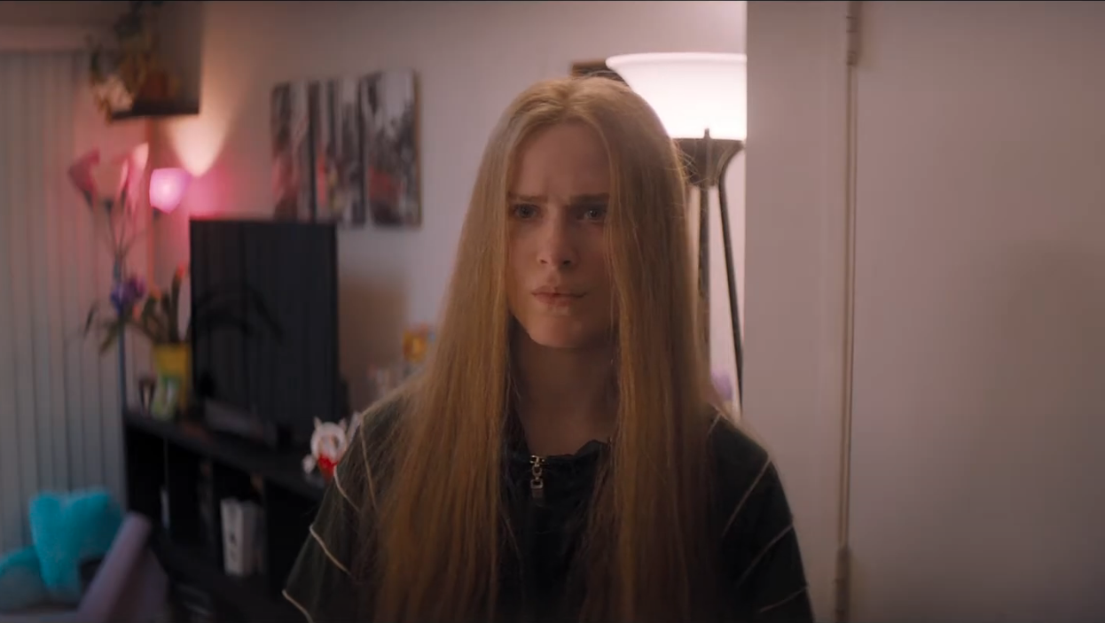     Kajillionaire - zwiastun artystycznej komedii z gwiazdą Westworld. Przejmujące życie oszustów