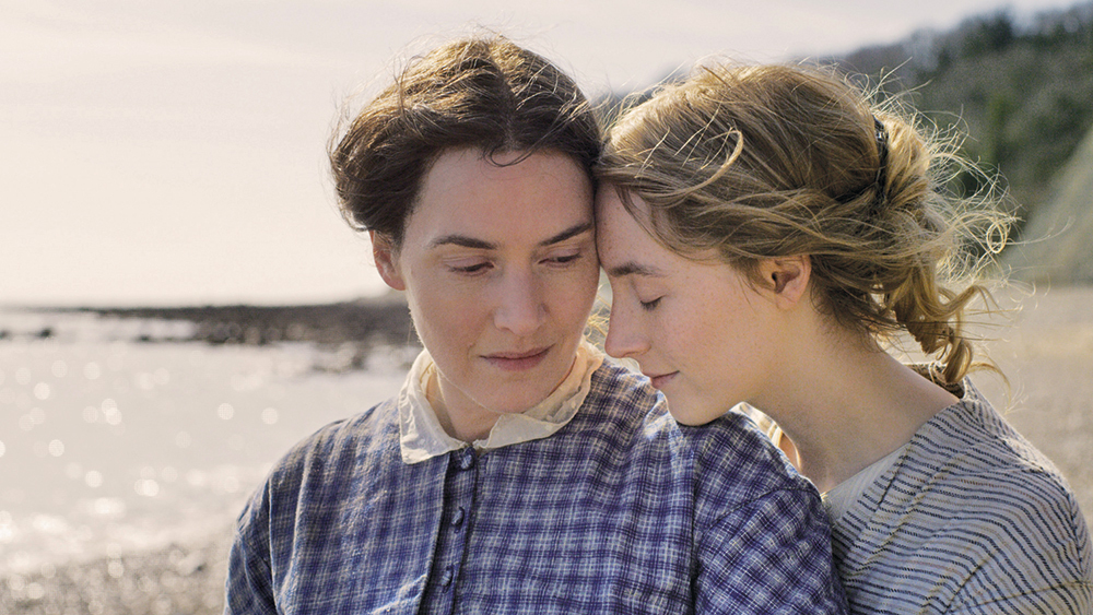     Ammonite - zwiastun filmu. Kate Winslet i Saoirse Ronan w burzliwym romansie