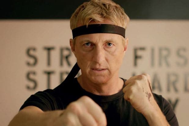     Cobra Kai zrzuca Bridgertonów ze szczytu listy TOP 10 Nielsena. Netflix dominuje