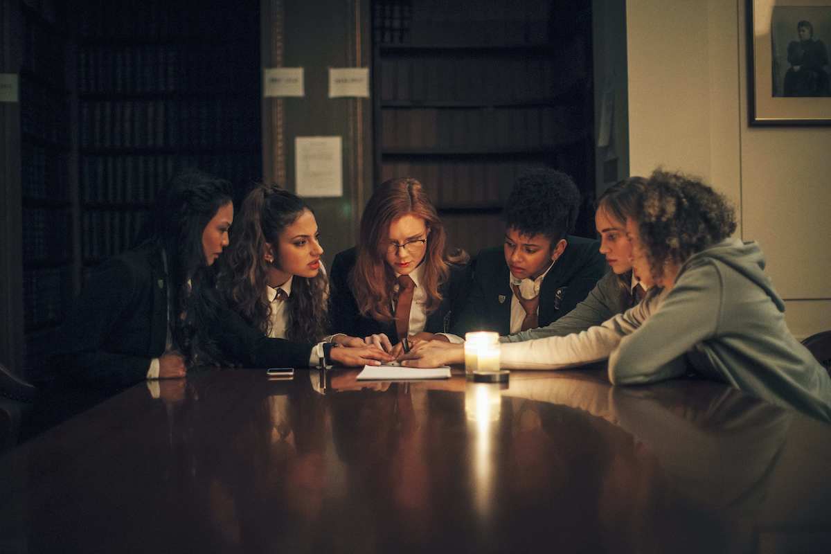 Seance - zwiastun horroru z Suki Waterhouse. Tragiczne konsekwencje seansu spirytystycznego