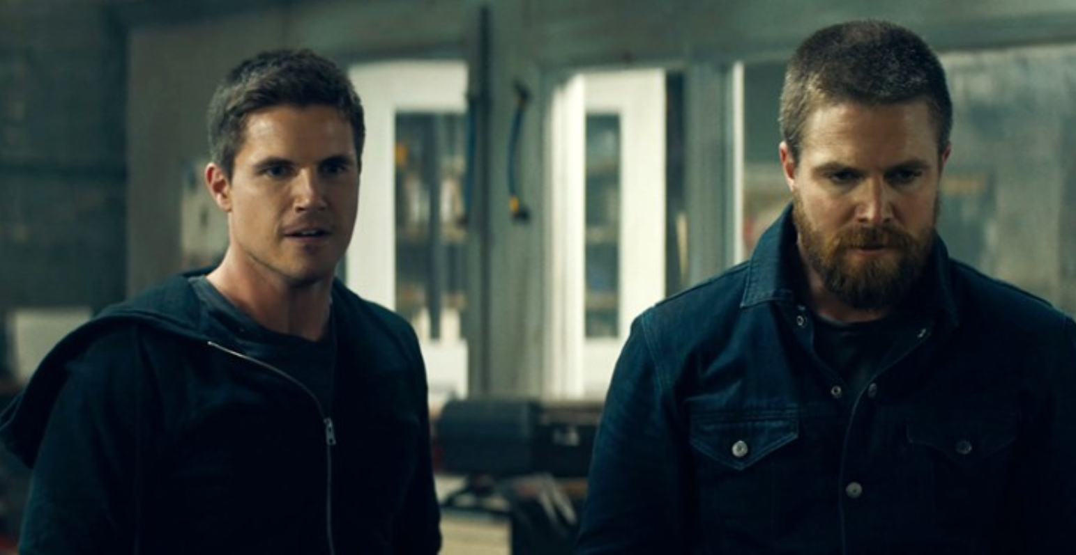     Kod 8 - Robbie Amell i Stephen Amell powrócą w sequelu. Wiemy, o czym opowie