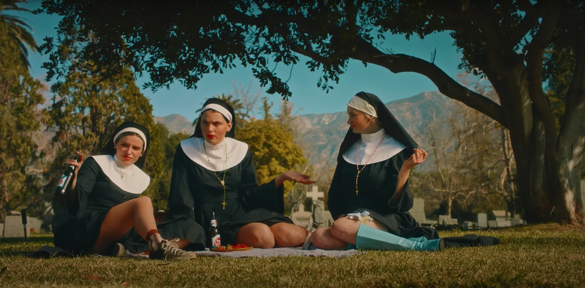     Bella Thorne w zwiastunie Habit. Przebrana za zakonnicę, która ucieka przed gangiem